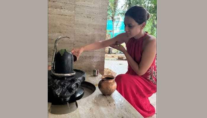 Sawan Shivratri 2024: Nia Sharma Seeks Mahadev&#039;s Blessings At Lord Shiva Temple 