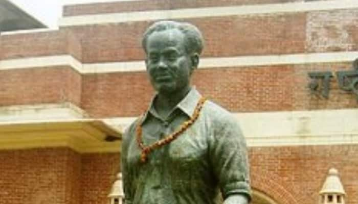 Olympian Ashok Kumar Unveils Major Dyan Chand&#039;s Statue On National Sports Day