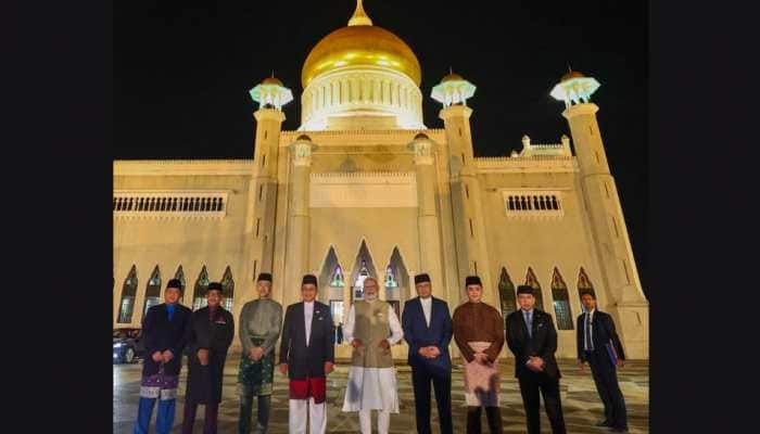 Prime Minister Modi Brunei Visits Iconic Omar Ali Saifuddien Mosque In Brunei