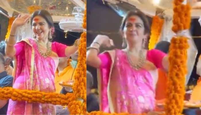 Nita Ambani Throws Prasad At People While Her Ganpati Visarjan; Netizens React Nita Ambani Throws Prasad At People While Her Ganpati Visarjan; Netizens React