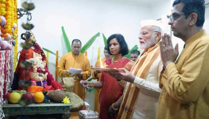 Watch: PM Modi Performs Ganesh Aarti At Chief Justice Chandrachud&#039;s Home