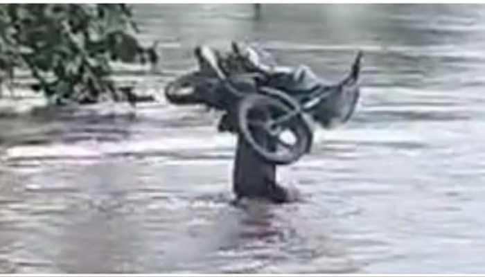 Damoh&#039;s &#039;Baahubali&#039; Carries Bike On His Head Through Floodwaters - Viral Video