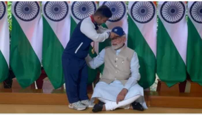 &#039;Lag Raha Hai Na Tum Bade Ho&#039;: PM Modi&#039;s Fun Banter With Paralympic Star Navdeep Singh Goes Viral - WATCH