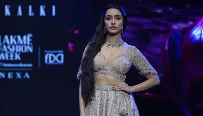 Stree 2 Actress Shraddha Kapoor Mocked For Her Ramp Walk, Netizens Say 'Ramp Walk Is A Joke These Days' Stree 2 Actress Shraddha Kapoor Mocked For Her Ramp Walk, Netizens Say 'Ramp Walk Is A Joke These Days'