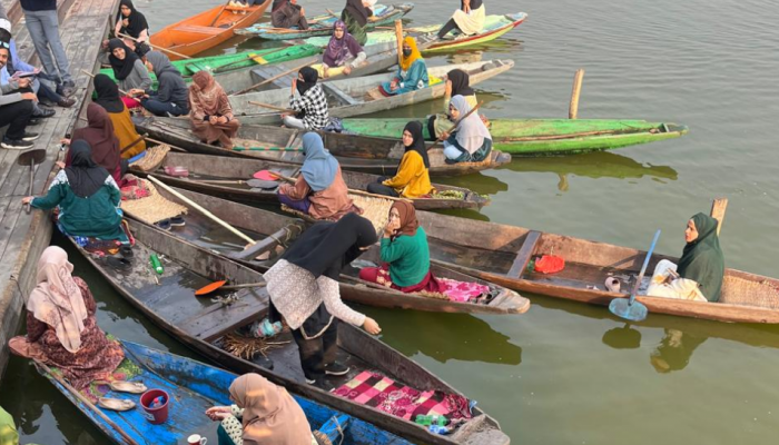 Srinagar Hosts First All-Women Traditional Boat Race On Dal Lake Srinagar Hosts First All-Women Traditional Boat Race On Dal Lake