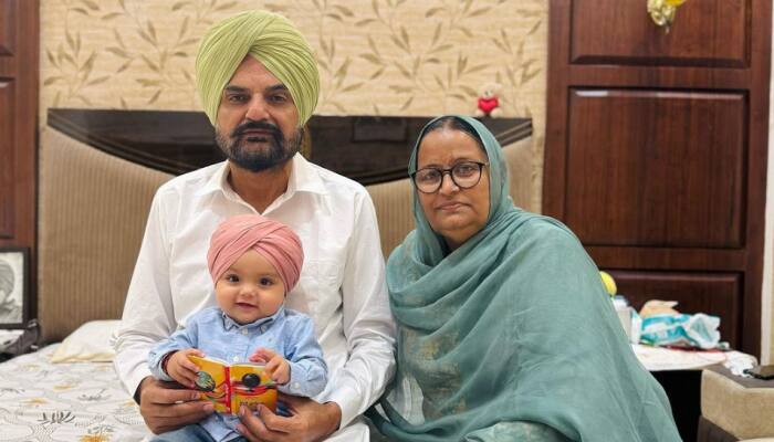 Sidhu Moosewala’s Parents Reveal Face Of His Younger Brother Shubhdeep - WATCH