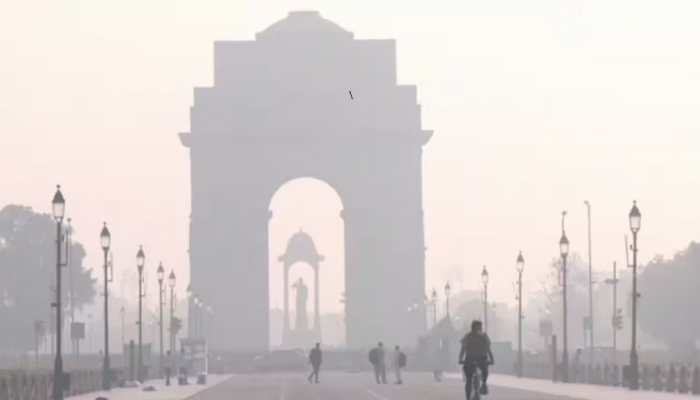 Severe Smog Blankets New Delhi As AQI Hits 361, Residents Face Health Struggles Severe Smog Blankets New Delhi As AQI Hits 361, Residents Face Health Struggles