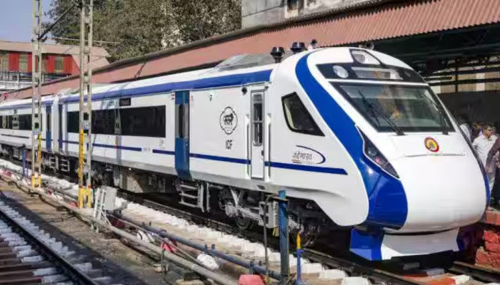 High Drama At Bhopal Station: Vande Bharat Delayed By 11 Hours, Passengers Protest On Tracks High Drama At Bhopal Station: Vande Bharat Delayed By 11 Hours, Passengers Protest On Tracks