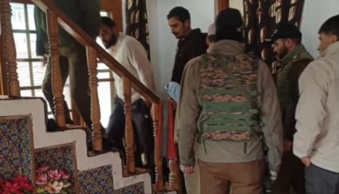 J&amp;K News: Police Conducts Raids In Batamaloo, HMT Areas Of Srinagar