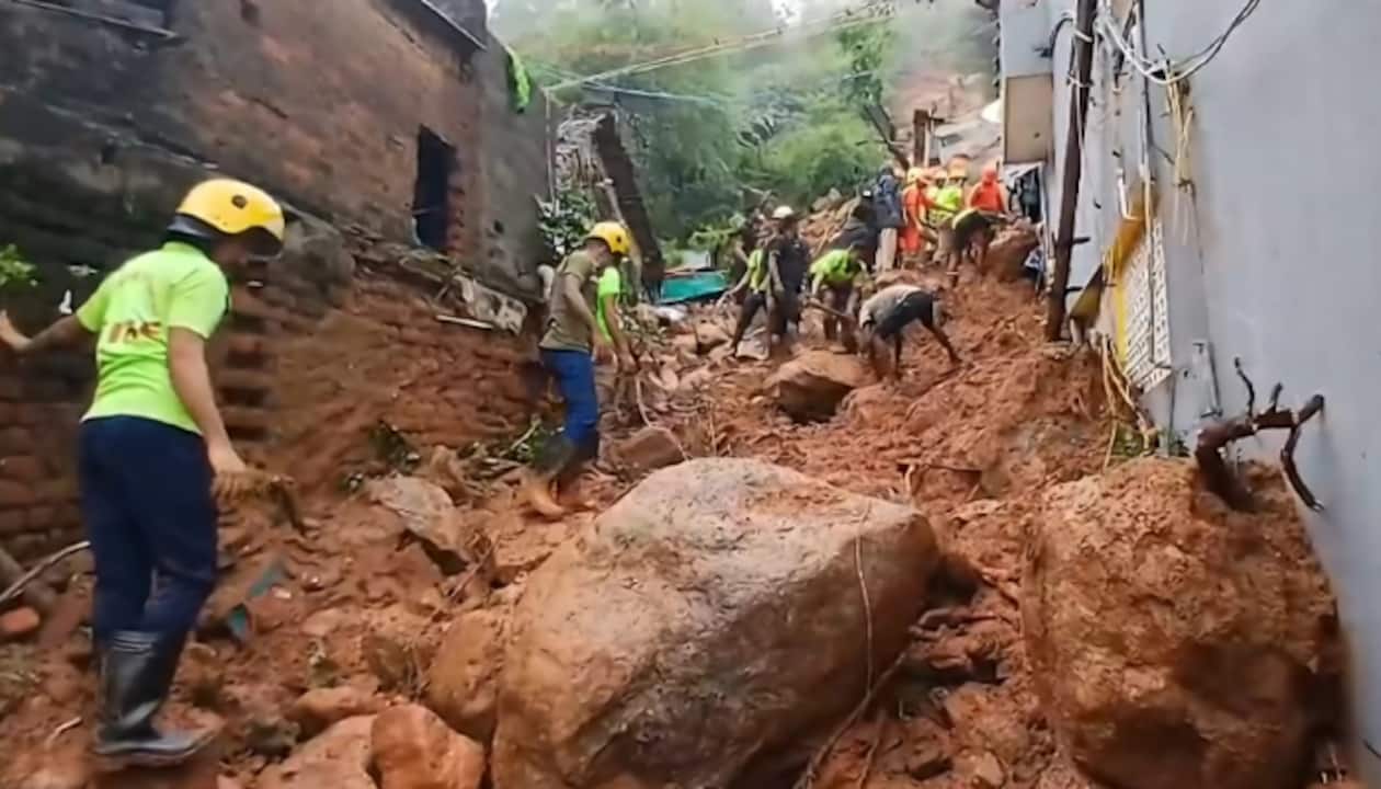 Family Of 7 Killed In Tamil Nadu's Tiruvannamalai Landslide, Relatives Stage Protest | India News | Zee News