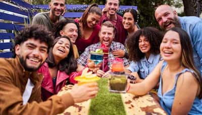 How To Reconnect With Old Friends During The Holidays: Tips For Meaningful Reunion
