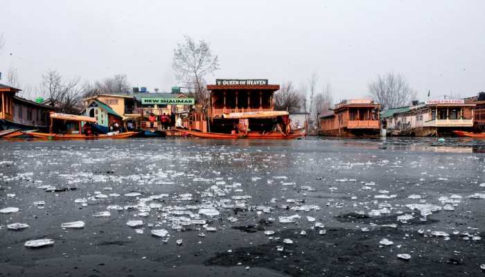 J&amp;K: Srinagar Shivers As Temperature Drop To Minus 7 Degrees, Dal Lake Freezes