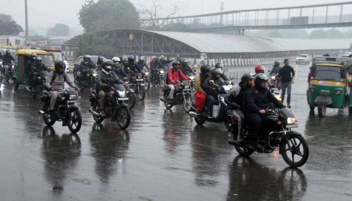 Weather Update: Delhi Records Above-Average Minimum Temperature For Second Consecutive Day; Air Quality Remains Near 'Severe' Category Weather Update: Delhi Records Above-Average Minimum Temperature For Second Consecutive Day; Air Quality Remains Near 'Severe' Category