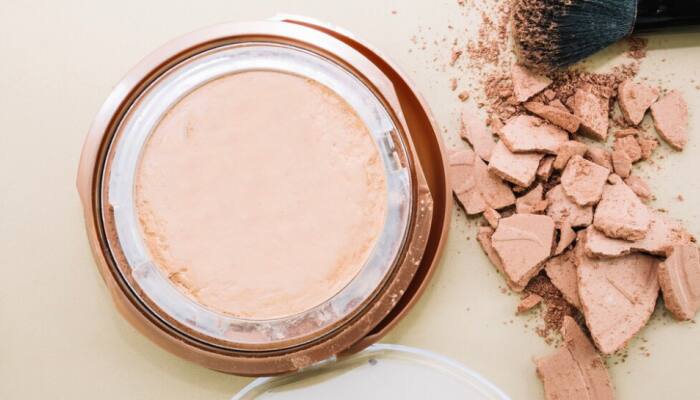 On-the-Go Perfection: A Guide to Buying Compact Powder