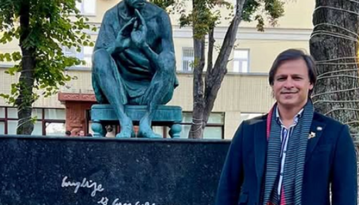 Vivek Oberoi Talks About Losing His Childhood Love To Cancer; Recalls It Broke Him Vivek Oberoi Talks About Losing His Childhood Love To Cancer; Recalls It Broke Him