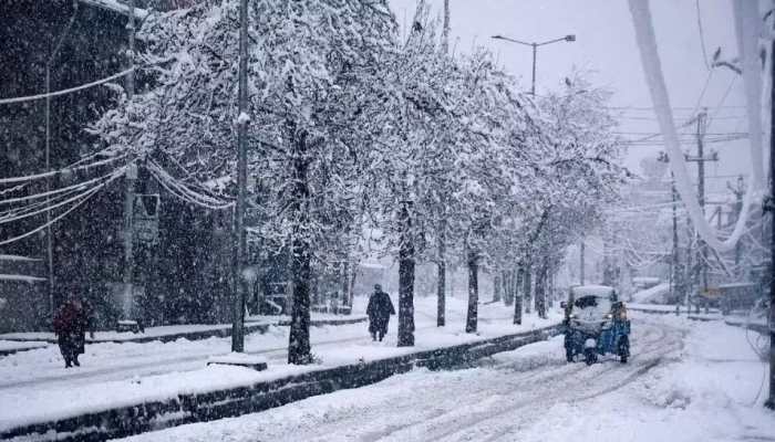 Flights Cancelled, Highways Closed, Rail Services Suspended In Kashmir Due To Heavy Snowfall, Tourists Stranded In Traffic Jams