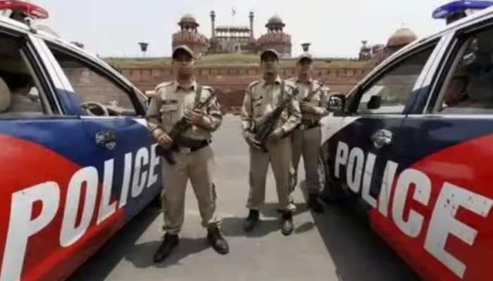 New Year 2025: Delhi Police Sets Up Checkpoints, Tightens Security  
