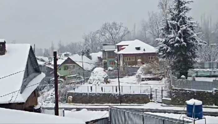 J&amp;K: Fresh Snowfall Blankets Kashmir; Flights Affected, Highways Closed Due To Dense Fog