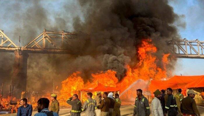 Mahakumbh Fire: Cylinder Blast Triggers Massive Blaze; Several Tents Gutted | Video
