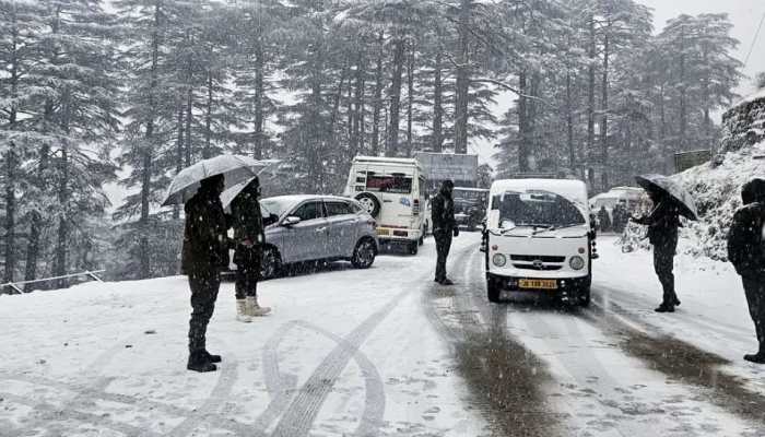 Heavy Snowfall In Kashmir's Higher Reaches Causes Road Closures; More Rain And Snow Expected Heavy Snowfall In Kashmir's Higher Reaches Causes Road Closures; More Rain And Snow Expected