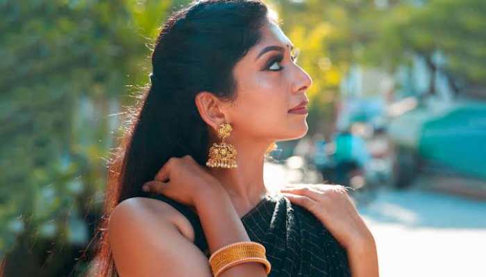 Exploring the Timeless Elegance of Women's Earrings: Styles, Materials, and Trends
