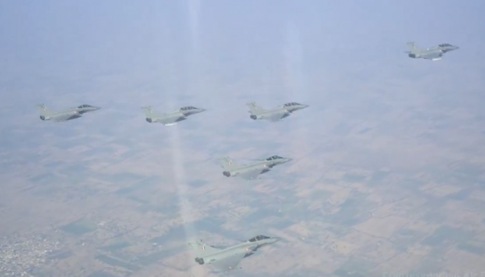 Dazzling Aerial Acrobatics By Rafale, Sukhois Mark 76th Republic Day Parade Finale Dazzling Aerial Acrobatics By Rafale, Sukhois Mark 76th Republic Day Parade Finale
