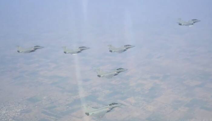 Dazzling Aerial Acrobatics By Rafale, Sukhois Mark 76th Republic Day Parade Finale