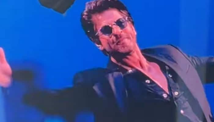 Shah Rukh Khan Responds To A Fan Who Asks To Touch Him Publicly 