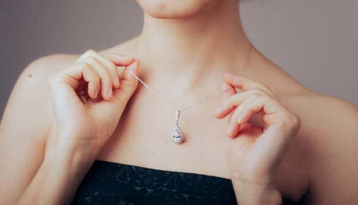 Women’s Neck Chains: Timeless Elegance and Versatility for Every Occasion