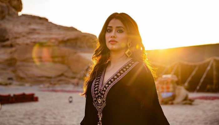 'Param Sundari' Janhvi Kapoor Teases Bathroom Selfie, Shows Off Her 'Sunburns' 'Param Sundari' Janhvi Kapoor Teases Bathroom Selfie, Shows Off Her 'Sunburns'