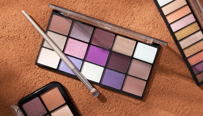 Versatile Eyeshadow Palettes: A Buying Guide for Day to Night Looks