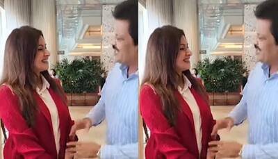 Bhagyashree Smartly Runs Away From Udit Narayan As He Tries To Touch Her; Watch Viral Video