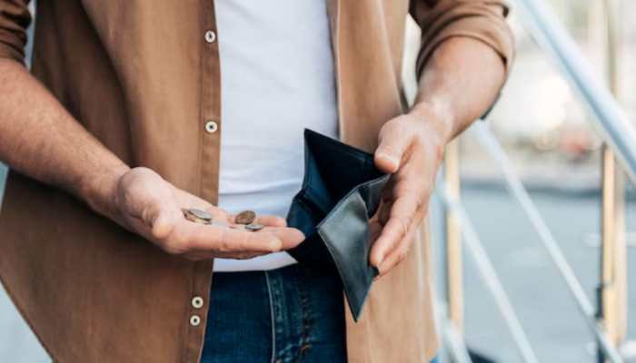 Avoid Keeping THESE 5 Things In Your Wallet Or Risk Financial Troubles!