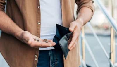 Avoid Keeping THESE 5 Things In Your Wallet Or Risk Financial Troubles!