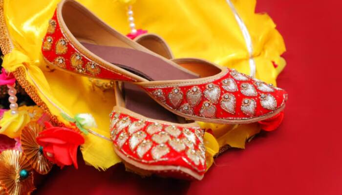 Holi Store Sale Alert: Buy these Best Ethnic Juttis for Women