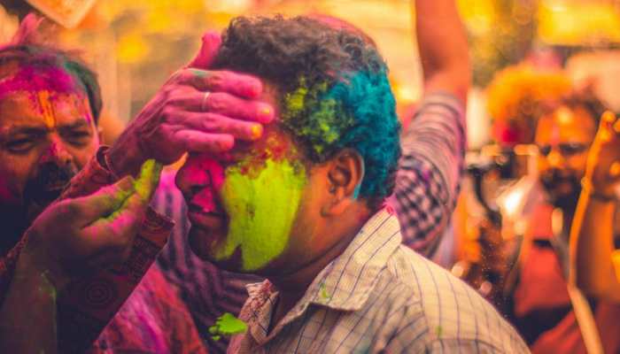 Happy Holi! Remove Stubborn Colours Safely With THESE 4 Tips Happy Holi! Remove Stubborn Colours Safely With THESE 4 Tips
