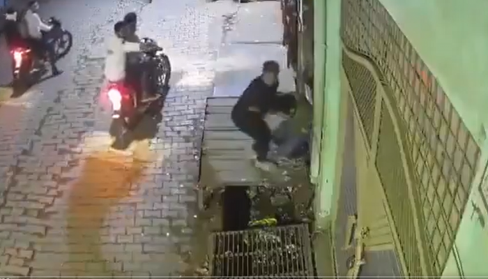 25-Year-Old Shot Dead In Uttar Pradesh's Aligarh, Incident Caught On CCTV- Video 25-Year-Old Shot Dead In Uttar Pradesh's Aligarh, Incident Caught On CCTV- Video