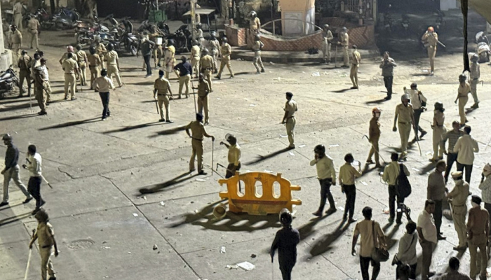 Nagpur Violence: Clashes Break Out After Aurangzeb Tomb Protest; CM Fadnavis Says ‘Don't Believe Rumours’ Nagpur Violence: Clashes Break Out After Aurangzeb Tomb Protest; CM Fadnavis Says ‘Don't Believe Rumours’