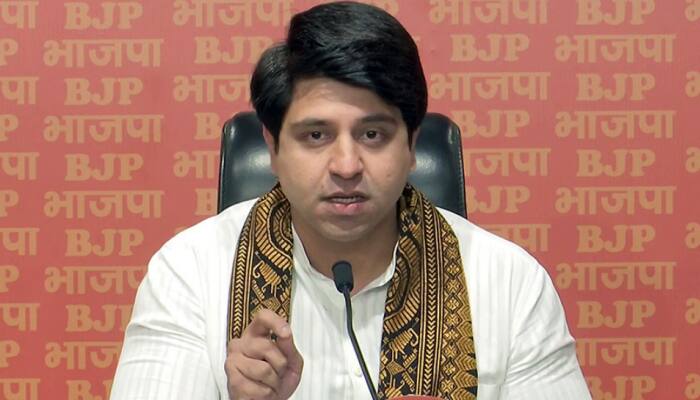‘Hope Rahul Gandhi Won't Act Against Him,’ Says BJP As Shashi Tharoor Backs India's Russia-Ukraine Diplomatic Stance