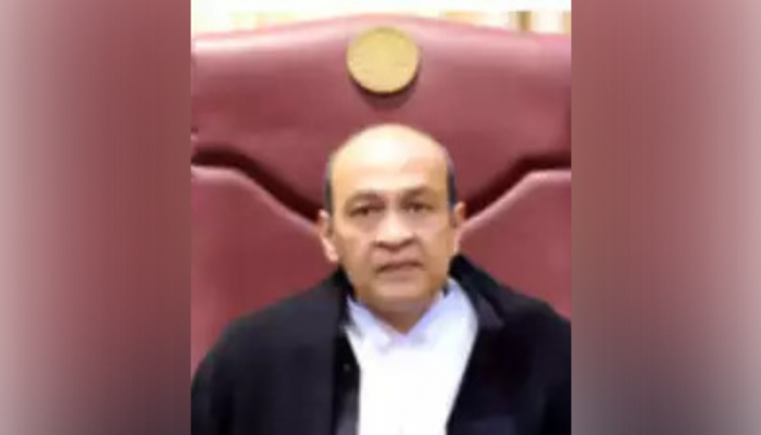 Fire at Delhi HC Judge's Bungalow Leads To Cash Recovery; SC Collegium Reacts Fire at Delhi HC Judge's Bungalow Leads To Cash Recovery; SC Collegium Reacts