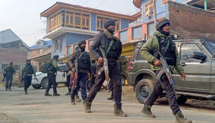 J&K Police Conducts Fresh Raids In Srinagar And Sopore In Link To Probe Of Banned Organizations J&K Police Conducts Fresh Raids In Srinagar And Sopore In Link To Probe Of Banned Organizations