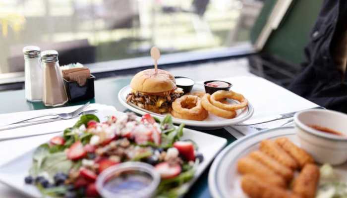 8 Foods You Should Avoid Before Boarding A Flight