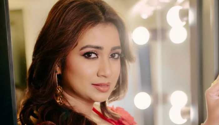 Shreya Ghoshal Opens Waves Summit 2025 With Heartfelt Bengali Tribute Shreya Ghoshal Opens Waves Summit 2025 With Heartfelt Bengali Tribute