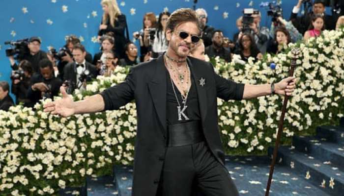 Shah Rukh Khan Makes Iconic Met Gala Debut In Black Sabyasachi Suit With 'King' Necklace & Tiger Sceptre Shah Rukh Khan Makes Iconic Met Gala Debut In Black Sabyasachi Suit With 'King' Necklace & Tiger Sceptre