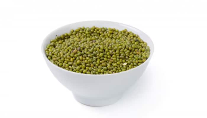 11 Reasons To Eat Soaked Moong Dal Every Morning For Digestion And Energy