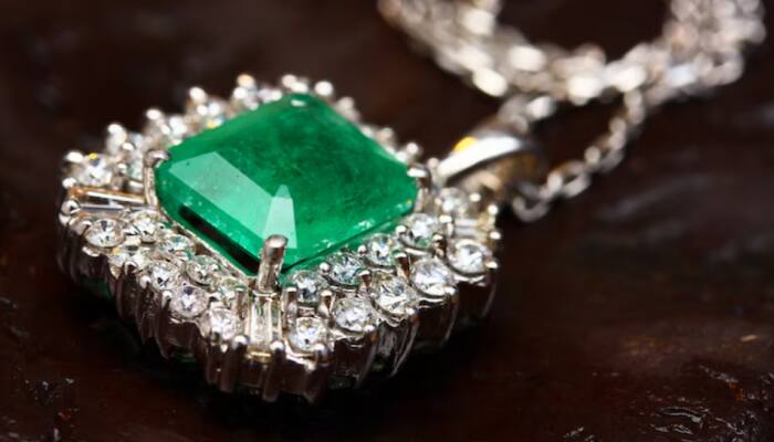 THIS Stone Will Attract Financial Success - Check Pros And Cons Of Emerald Stone