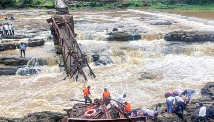 50 injured, 4 dead :- पुणे में इंद्रायणी नदी पर पुल ढहने से भीषण हादसा
