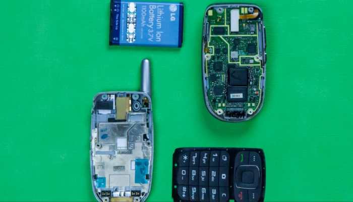 Your Old Phone? It's A Gold Mine! Scientists Unveil Easiest Way To Extract Gold Sustainably And It's Going Viral Your Old Phone? It's A Gold Mine! Scientists Unveil Easiest Way To Extract Gold Sustainably And It's Going Viral