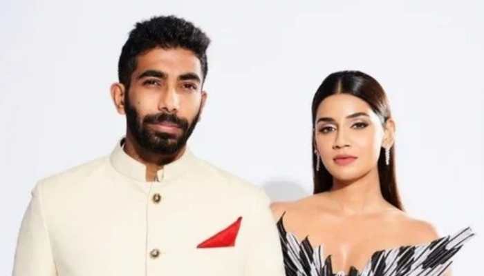 'Humara Banda Hi Nahi Khada, Udhar Chai-Samosa Kha Raha Hai': Jasprit Bumrah Teases Wife Sanjana Ganesan For Missing His Test Fifer 'Humara Banda Hi Nahi Khada, Udhar Chai-Samosa Kha Raha Hai': Jasprit Bumrah Teases Wife Sanjana Ganesan For Missing His Test Fifer