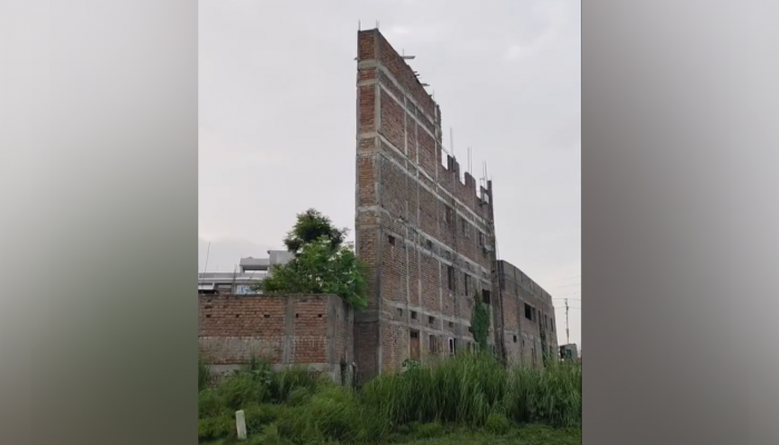 'Ek Room Mein Bas Ek Aadmi': Bihar's 'Skinny Skyscraper' Stuns Internet, Dubbed New 'Great Wall Of China' By Netizens | VIDEO